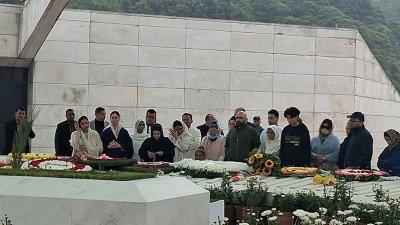 খালেদা জিয়ার কবর জিয়ারত করেন জাইমা রহমানসহ পরিবারের সদস্যরা