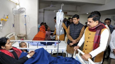 মধ্যপ্রদেশের মুখ্যমন্ত্রী মোহন যাদব ইন্দোরে চিকিৎসাধীন এক ব্যক্তির স্বাস্থ্যের খোঁজখবর নিচ্ছেন। ছবি: এএনআই