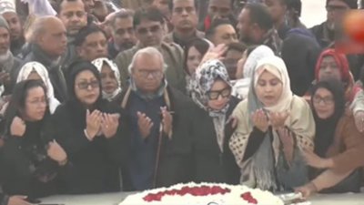 বিএনপির সিনিয়র যুগ্ম মহাসচিব রুহুল কবির রিজভীসহ দলের নেতাকর্মীরা খালেদা জিয়ার কবর জিয়ারত করেন