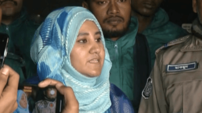 উচ্ছেদ অভিযানকালে সাংবাদিকদের সঙ্গে কথা বলছেন নির্বাহী ম্যাজিস্ট্রেট মারুফা বেগম নেলী