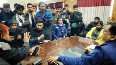 থানায় বৈষম্যবিরোধী ছাত্র আন্দোলনের নেতারা