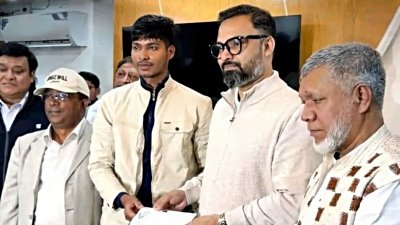 শাহীন আলমের হাতে অনুদানের চেক তুলে দেন আমিনুল হক