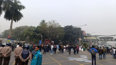 ফার্মগেটে শিক্ষার্থীদের অবরোধ