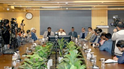 বিটিআরসি ভবন পরিদর্শনকালে  সংশ্লিষ্ট কর্মকর্তাদের সঙ্গে কথা বলছেন ফয়েজ আহমদ তৈয়্যব