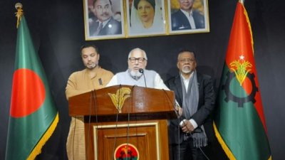 গুলশানে বিএনপির নির্বাচনি কার্যালয়ে দলের নির্বাচন পরিচালনা কমিটির প্রথম বৈঠক শেষে সাংবাদিকদের ব্রিফিং করছেন নজরুল ইসলাম খান