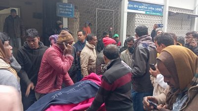 তাকে উদ্ধার করে হাসপাতালে নেওয়া হয়েছে