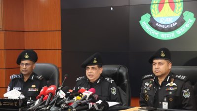 সংবাদ সম্মেলনে বক্তব্য রাখছেন র‌্যাবের মহাপরিচালক একেএম শহিদুর রহমান