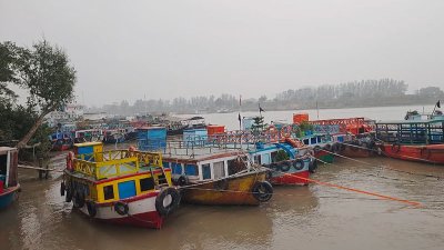 জালিবোটসহ লঞ্চ ও ট্রলার চলাচল বন্ধ করে দিয়েছে মালিকপক্ষ