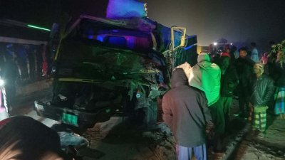 দাঁড়িয়ে থাকা একটি ট্রাকে দ্রুতগতিতে আসা অপর একটি ট্রাক ধাক্কা দেয়