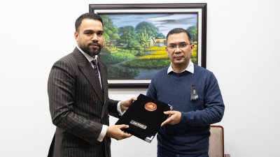 ধান উপদেষ্টার একান্ত সচিব সজীব এম খায়রুল ইসলাম তারেক রহমানের হাতে শোকবার্তা হস্তান্তর করেন