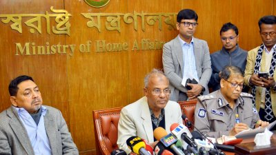 স্বরাষ্ট্র মন্ত্রণালয়ের সম্মেলন কক্ষে আইনশৃঙ্খলা সংক্রান্ত উপদেষ্টা পরিষদ কমিটির সভা