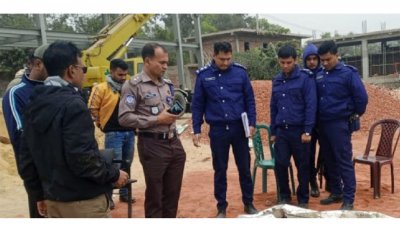 মরদেহের পাশে পুলিশ ও অন্যরা