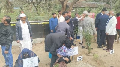 রায়েরবাজার কবরস্থানে জুলাই আন্দোলনে নিহতদের পরিচয় শনাক্তের কার্যক্রম