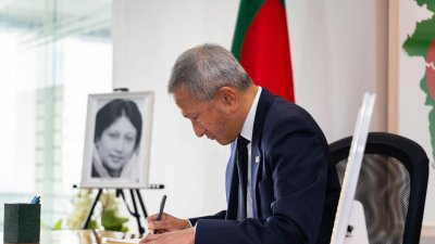 শোক বইয়ে স্বাক্ষর করেন সিঙ্গাপুরের পররাষ্ট্রমন্ত্রী ভিভিয়ান বালাকৃষ্ণন