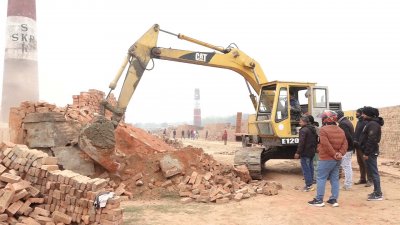 পরিবেশ ও জনস্বাস্থ্যের জন্য মারাত্মক ক্ষতিকর হওয়ায় আটটি ইটভাটা আংশিক ভেঙে দেওয়া হয়