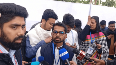 সাংবাদিকদের সঙ্গে কথা বলছেন ছাত্রদল সমর্থিত প্রার্থী