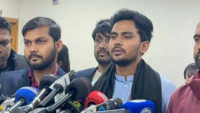 আগারগাঁওয়ের নির্বাচন ভবনে কথা বলছেন এনসিপির মুখপাত্র আসিফ মাহমুদ সজীব ভুঁইয়া।, ছবি: সংগৃহীত