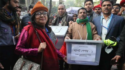 জকসু নির্বাচনে ভোটগ্রহণ শেষে গণনার প্রস্তুতি চলছে (ছবি: নাসিরুল ইসলাম)