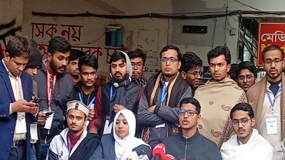 ক্যাম্পাসের ভাষা শহিদ রফিক ভবনের সামনে সংবাদ সম্মেলন করছেন শিবির সমর্থিত প্যানেল