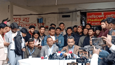 সংবাদ সম্মেলন করছেন ইউটিএলের নেতারা