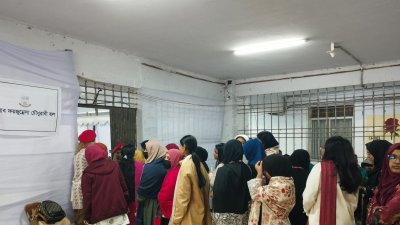 সরঞ্জাম সংকটের কারণে লাইনে অপেক্ষারত শিক্ষার্থীরা