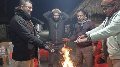 আগুন জ্বালিয়ে শীত নিবারণের চেষ্টা