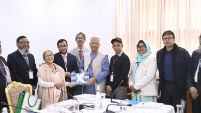 প্রধান উপদেষ্টার কাছে গবেষণা প্রতিবেদন জমা দেওয়া হচ্ছে