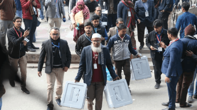 ভোট গ্রহণ শেষে ব্যালট বক্স নিয়ে যাওয়া হচ্ছে