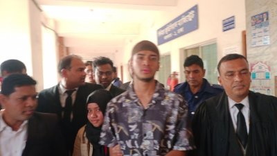 ঢাকার সিনিয়র জুডিশিয়াল ম্যাজিস্ট্রেট আদালতে নিষিদ্ধ সংগঠন ছাত্রলীগ কর্মী শিমন। ছবি: বাংলা ট্রিবিউন
