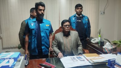 অভিযানে ঘুষের এক লাখ ২০ হাজার টাকাসহ হাতেনাতে আটক করা হয় সেই কর্মকর্তাকে