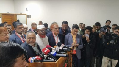 গণমাধ্যমে কথা বলছেন বাংলাদেশ জামায়াতে ইসলামীর নায়েবে আমির সৈয়দ আব্দুল্লাহ মো. তাহের। ছবি: বাংলা ট্রিবিউন