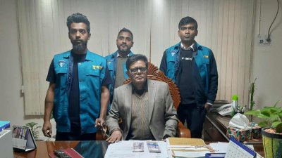 ঘুষের টাকাসহ হাতেনাতে জেলা প্রাথমিক শিক্ষা অফিসারকে আটক করেন দুদক কর্মকর্তারা