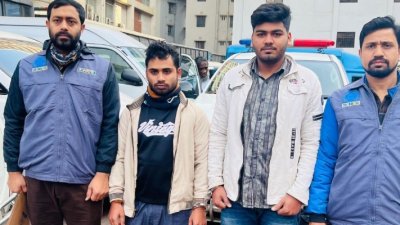 প্রতারণার অভিযোগে গ্রেফতারকৃত দু’জন। ছবি: বাংলা ট্রিবিউন