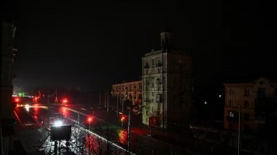 জাপোরিজ্জিয়ায়  রাশিয়ার ড্রোন হামলার পর বিদ্যুৎ বিভ্রাটে অন্ধকার রাস্তায় গাড়ি চলতে দেখা যায়। ছবি: রয়টার্স