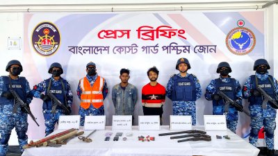 অস্ত্রসহ আটক আটক ডাকাত