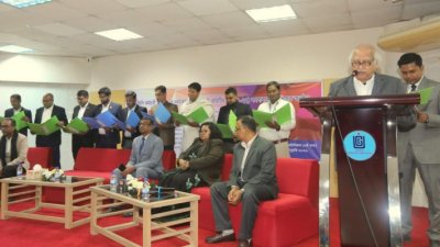 ইউজিসি কর্মচারী ইউনিয়নের নবনির্বাচিত কার্যনির্বাহী কমিটির সদস্যদের শপথ পাঠ করানো হচ্ছে। ছবি: বাংলা ট্রিবিউন