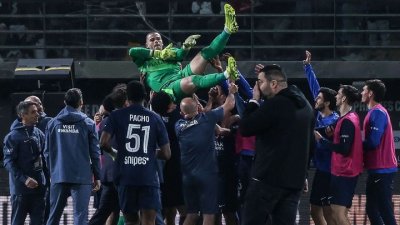 পেনাল্টিতে জয়ের পর গোলকিপারকে নিয়ে পিএসজির উদযাপন।