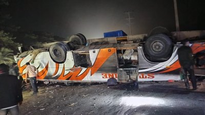 দুর্ঘটনায় উল্টে যাওয়া বাস