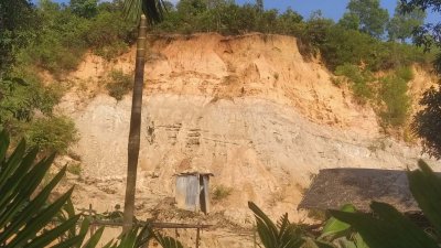 উখিয়ায় অবৈধভাবে পাহাড় কাটা চলছে