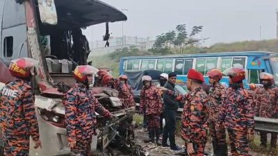 ঘটনাস্থলে ফায়ার সার্ভিসের কর্মীরা