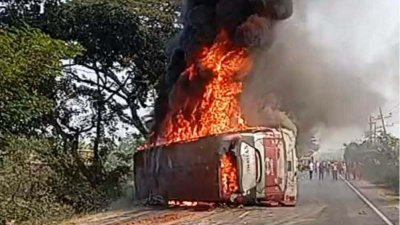 সংঘর্ষের পর বাসে আগুন ধরে যায়