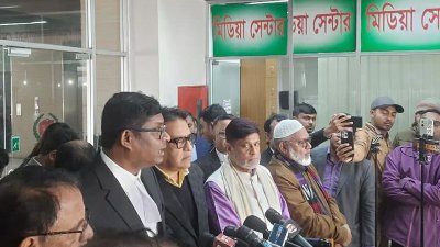 আপিল শুনানি শেষে জাতীয় পার্টির মহাসচিব শামীম হায়দার পাটোয়ারী সাংবাদিকদের সঙ্গে কথা বলেন
