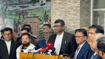 রাজধানীর আগারগাঁওয়ের নির্বাচন কমিশন ভবনে কথা বলছেন জাপা মহাসচিব শামীম হায়দার পাটোয়ারী। ছবি: বাংলা ট্রিবিউন