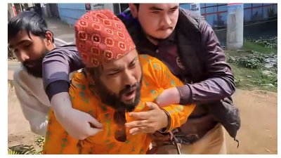 চট্টগ্রাম বিশ্ববিদ্যালয়ের স্নাতক প্রথম বর্ষের ভর্তি পরীক্ষার দায়িত্ব পালন করতে আসা এক শিক্ষককে শারীরিক হেনস্তার পর টেনেহিঁচড়ে প্রক্টর কার্যালয়ে নিয়ে যাওয়া হয়েছে