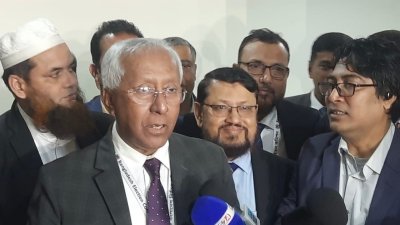 গণমাধ্যমে কথা বলছেন নির্বাচন কমিশনের সিনিয়র সচিব আখতার আহমেদ। ছবি: বাংলা ট্রিবিউন