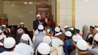 খুলনার জামিয়া রশিদীয়া গোয়ালখালী মাদ্রাসা অডিটোরিয়ামে দলীয় সভায় বক্তব্য দেন চরমোনাই পীর