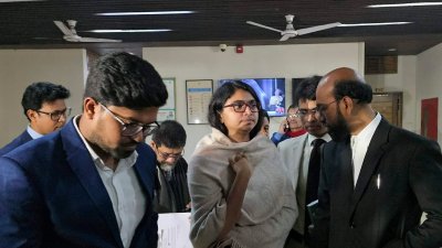 রাজধানীর আগারগাঁওয়ের নির্বাচন ভবনে স্বতন্ত্র প্রার্থী তাসনিম জারা। ছবি: বাংলা ট্রিবিউন