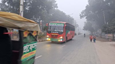 দিনেও হেডলাইট জ্বালিয়ে চলাচল করছে গাড়ি