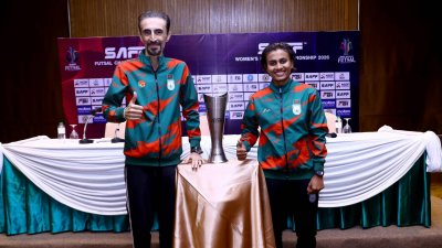 ট্রফির পাশে বাংলাদেশের কোচ ও অধিনায়ক।