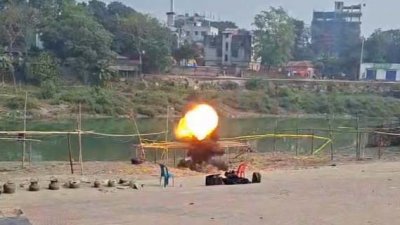 কুমার নদের পাড়ে প্রয়োজনীয় নিরাপত্তা নিশ্চিত করে বোমাটির বিস্ফোরণ ঘটানো হয়